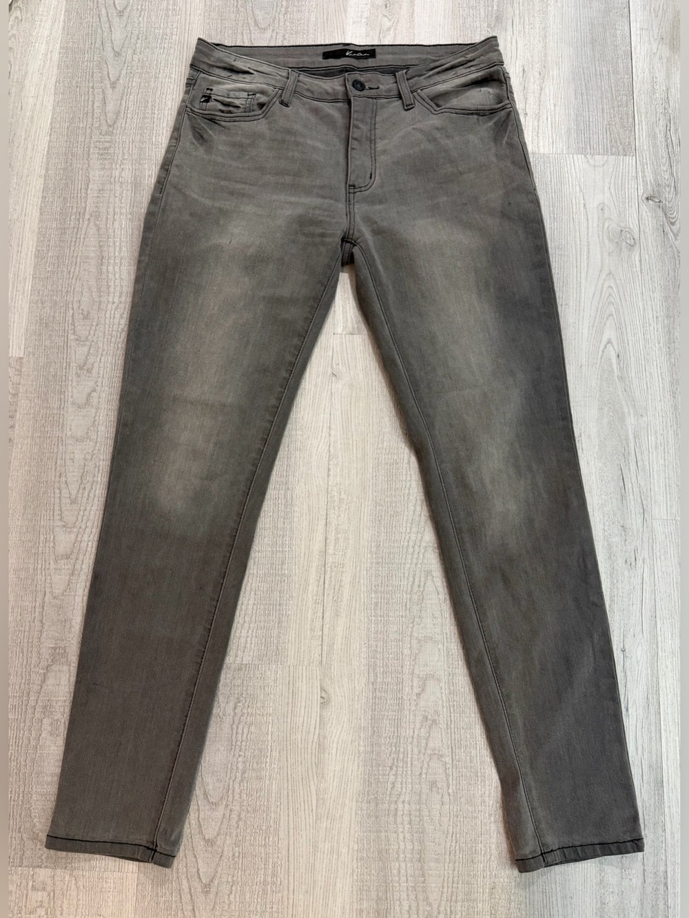 KanCan Mid-Rise Skinny Jeans in Gray Wash. Size 11/29.